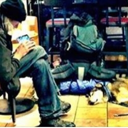 Do znanej sieciówki wszedł na kawę bezdomny z psem u boku. Reakcje ludzi były ró